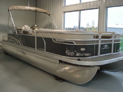 featured boat from moon marine